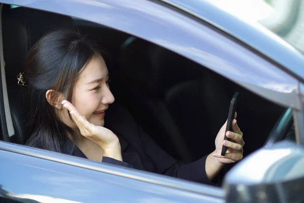 Atractiva Joven Mujer Hablando Por Teléfono Una Videollamada Mientras Está — Foto de Stock