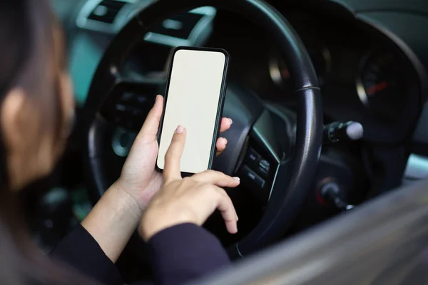 Primer Plano Una Mujer Mujer Negocios Utilizando Teléfono Inteligente Moderno — Foto de Stock