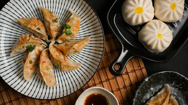 Smaklig Ångkokt Kinesisk Dumplings Eller Japanska Gyoza Dumplings Med Tallrik — Stockfoto