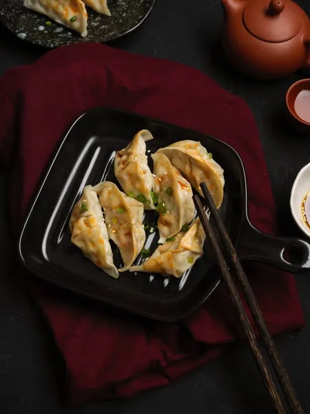 Сочные Китайские Пельмени Сковороде Азиатские Гарнир Закуски Питания Концепции Gyoza — стоковое фото
