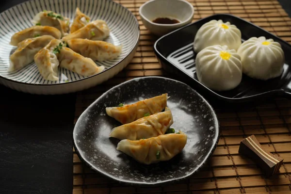 사람들이 고깃덩어리가 자이로 맛있는 아시아 — 스톡 사진