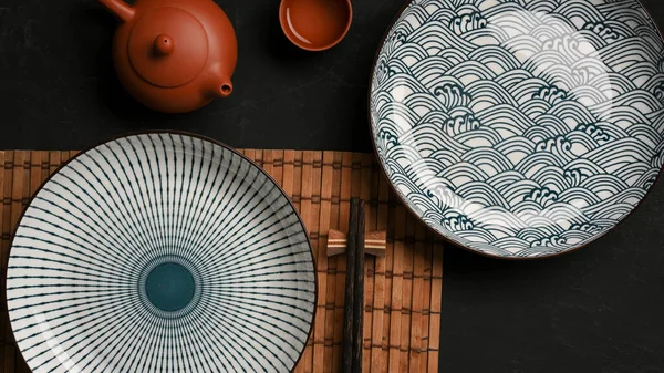 Tischdekoration Mit Schönen Porzellan Keramiktellern Und Asiatischem Tee Set Auf — Stockfoto