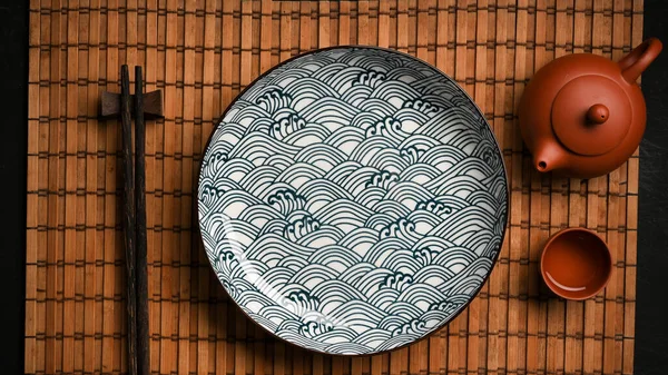 Piatto Ceramica Porcellana Asiatica Con Bacchette Set Tovaglietta Bambù Vista — Foto Stock