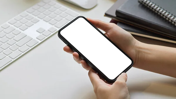 Närbild Kvinnliga Händer Håller Med Hjälp Modern Smart Mobiltelefon Skrivbordet — Stockfoto