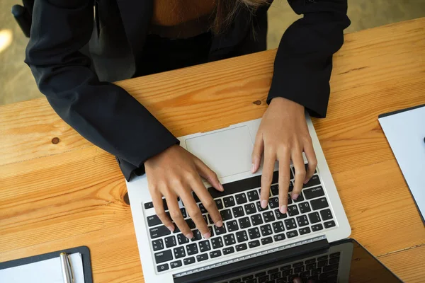 비즈니스 노동자가 그녀의 책상에서 노트북 컴퓨터 키보드로 타이핑하는 모습을 — 스톡 사진