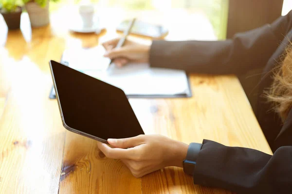 Close Image Female Worker Working Her Desk Using Digital Tablet — Stock Photo, Image