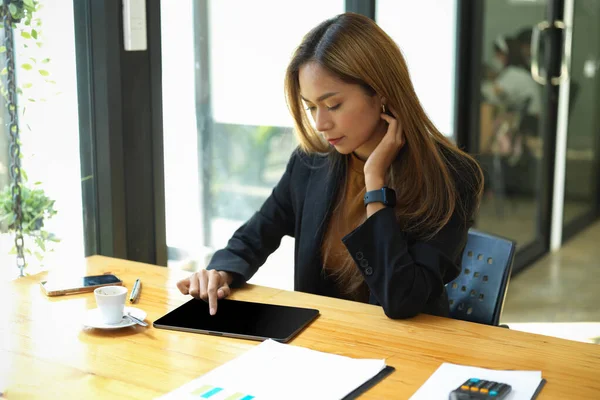 Piękna Azjatycka Bizneswoman Lub Pracująca Kobieta Pracująca Tablecie Cyfrowym Biurze — Zdjęcie stockowe