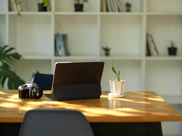 Einfacher Schreibtisch Mit Digitalem Tablet Computer Und Kamera Hellen Büroraum — Stockfoto