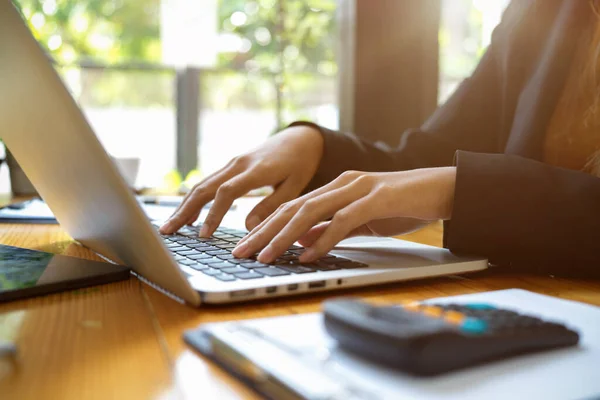 ラップトップコンピュータで働いているビジネス女性のトリミングされたイメージ ラップトップキーボードで入力する女性アシスタント ノートパソコンでインターネットを閲覧する女 — ストック写真