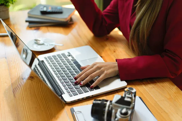 Imagem Close Empresária Elegante Gerente Sexo Feminino Trabalhando Computador Portátil — Fotografia de Stock