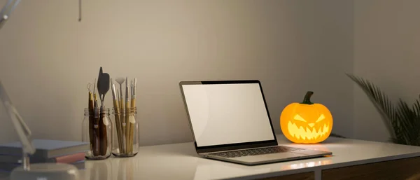 Laptop Vit Skärm Mockup Med Målning Verktyg Halloween Pumpa Lampa — Stockfoto