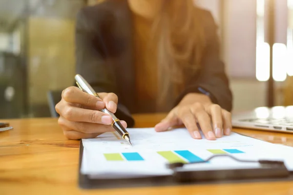 Une Consultante Financière Examine Rapport Données Financières Son Bureau Stylo — Photo