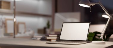 Laptop bilgisayar modeli, ofis malzemeleri ve masa lambası olan modern bir ofis stüdyosu. Geceleri çalışma masası. 3d görüntüleme, 3d illüstrasyon