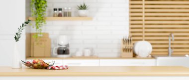 Ürününüzün görüntüsü için alanı arka plandaki ahşap mutfak tezgahına kopyalayın. 3d görüntüleme, 3d illüstrasyon