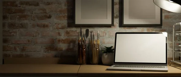 Maqueta Ordenador Portátil Bajo Poca Luz Lámpara Mesa Escritorio Madera — Foto de Stock