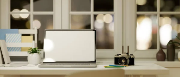 现代笔记本电脑电脑在一个简单的工作台上装了摄像头 办公用品和窗户上的装饰 家庭办公或工作空间的概念 3D渲染 3D说明 — 图库照片