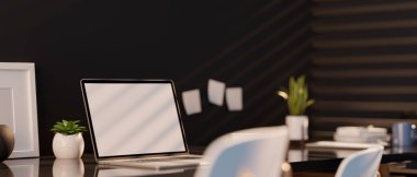 Masada dizüstü bilgisayarın boş ekran modeliyle modern stil çalışma alanı. 3d görüntüleme, 3d illüstrasyon