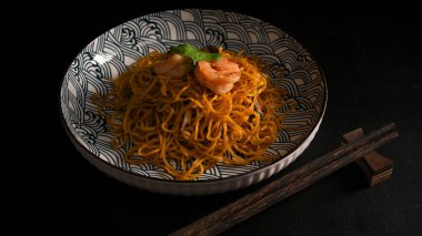 Çin usulü kızarmış erişte, karides, Chow Mein, Schezwan şehriyesi, Çin mutfağı konsepti..