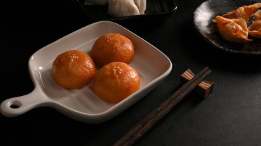 Kızarmış çörekler, geleneksel Çin usulü kızarmış domuz eti ya da bir tabakta kremalı çörek ve kızarmış karides köftesi..