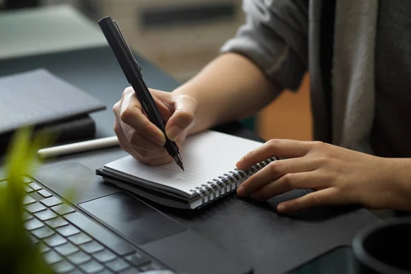 Una Donna Presta Attenzione Prendere Appunti Sul Blocco Note Alla — Foto Stock