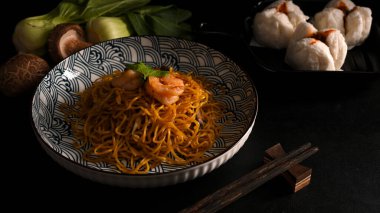 Lezzetli karidesli Chow mein ve buğulanmış kırmızı bbq domuz çöreği. Çin mutfağı kavramı