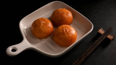 Tabakta ev yapımı Çin çörekleri ve yemek masasında yemek çubukları. Asya sokak yemekleri konsepti.