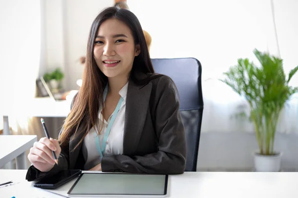 Cheerful Asian Young Businesswoman Sitting Her Modern Office Desk Tablet — Stock Photo, Image