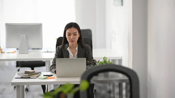 Mujer Negocios Asiática Trabajando Escritorio Oficina Consultora Financiera Presta Atención —  Fotos de Stock