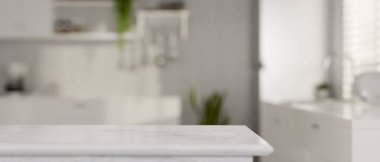 Modern mermer mutfak adası ya da mutfak tezgahı arka planda bulanık beyaz ve temiz mutfak içinin üzerinde ürün sergilenmesi için fotokopi alanı olan masa. 3d görüntüleme, 3d illüstrasyon