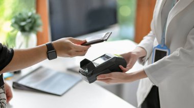 Akıllı telefonuyla bir faturayı ödemek için cep telefonu ödemesini kullanan bir kadının elleri. NFC teknolojisi, Dijital ödeme bağlantısı yok.