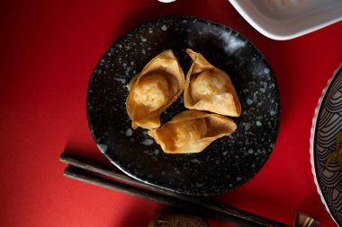 Yakın plan, bir tabak kızarmış karidesli böreğin en üst görüntüsü. Çin aperatifleri. Asya sokak yemekleri.