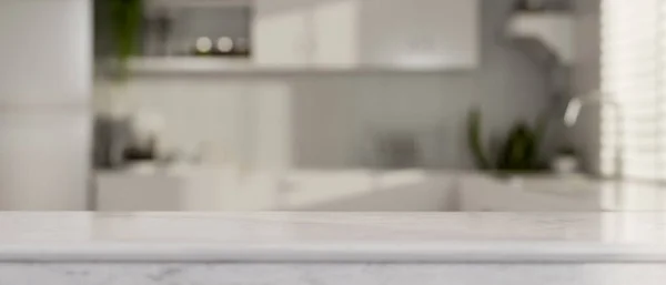 Beyaz Mable Mutfak Tezgahının Üstünde Ürün Sunumunuz Arka Plandaki Bulanık — Stok fotoğraf
