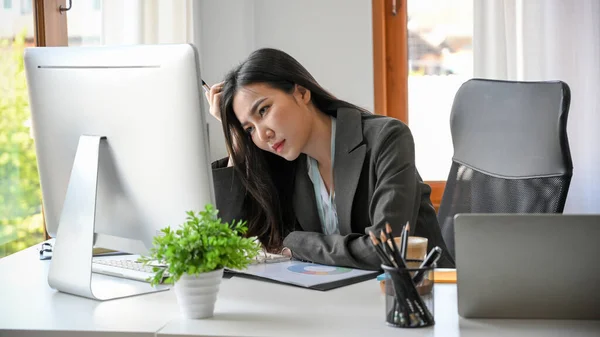 Uma Empresária Cansada Senta Sua Mesa Escritório Trabalhando Computador Desktop — Fotografia de Stock