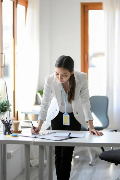 Una Mujer Negocios Exitosa Confiada Centra Sus Planes Estrategia Financiera — Foto de Stock