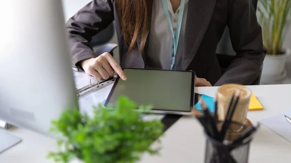 オフィスのデスクでデジタルタブレットコンピュータに取り組んでいるマーケティング女性役員のクローズアップ タッチパッド付きのビジネスウーマン — ストック写真