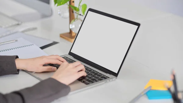 Közelkép Egy Üzletasszony Kezéről Amint Gépel Egy Modern Hordozható Laptopon — Stock Fotó