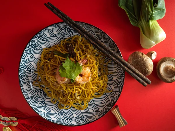 Domácí Chutné Žrádlo Mein Nebo Čínské Míchání Smažené Krevetami Porcelánovém — Stock fotografie
