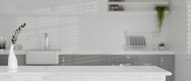 Modern beyaz mutfak iç tasarımı. Ürününüzün modelini beyaz mutfak tezgahında sergilemek için boş alan var. 3d görüntüleme, 3d illüstrasyon