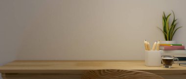 Kırtasiye, kitap, dekor fabrikası ve beyaz arkaplan üzerinde montaj ürün görüntüleme alanı olan rahat ahşap masa. 3d görüntüleme, 3d illüstrasyon