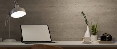 Taşınabilir tablet dokunmatik ekranlı modern tavan arası çalışma alanı boş ekran maketi ve beton tavan arası duvarında ofis malzemeleri. 3d görüntüleme, 3d illüstrasyon