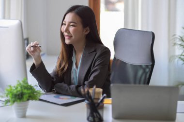 Dost canlısı bayan yönetici bilgisayarında iş arkadaşlarıyla çevrimiçi bir toplantı yapıyor. Bir iş kadını Webinar konferansına katıldı..