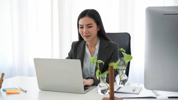美しいアジアのビジネス女性チェック彼女の電子メール上のラップトップコンピュータで彼女のオフィスの職場 — ストック写真