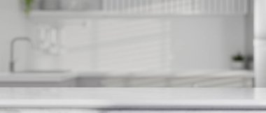 Montaj ürünü sergisi için mutfak tezgahı olan modern lüks beyaz mermer mutfak odası. 3d görüntüleme, 3d illüstrasyon