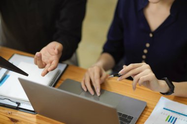 Proje sunumunu yapan iki meslektaş ofiste birlikte slayt çekiyorlar. Birlikte çalışmak, takım çalışması konsepti.