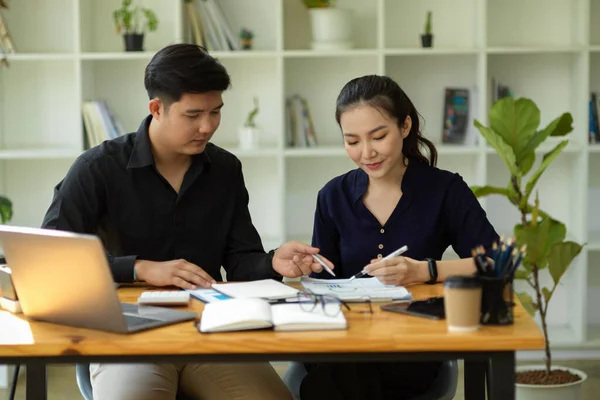 Asian Male Female Lawyer Working Brainstorming Case Together Office — Fotografia de Stock