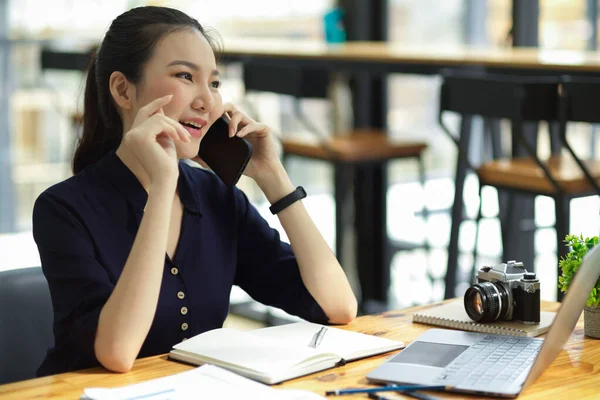 Successful Business Woman Talking Phone Making Deal Her Business Supplier — Stock Photo, Image