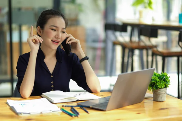 Successful Businesswoman Female Entrepreneur Coffee Shop Phone Call Her Business — Stock Photo, Image