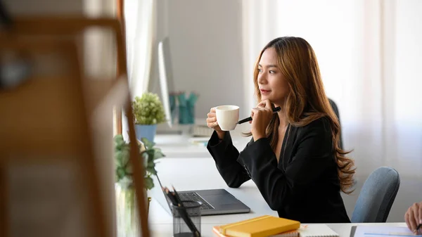 Aantrekkelijke Aziatische Zakenvrouw Nippend Aan Een Koffie Terwijl Dagdroomt Succes — Stockfoto