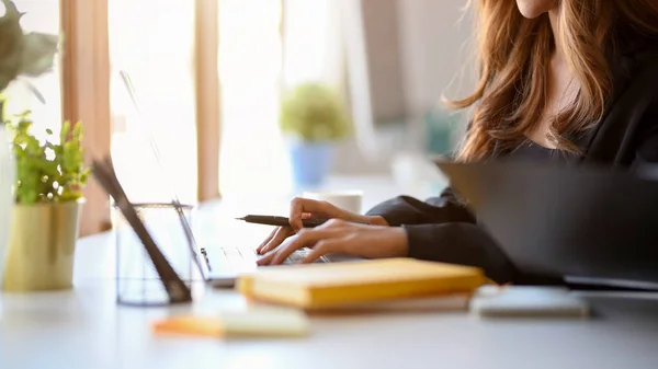 Cropped Image Beautiful Asian Woman Using Laptop Computer Business Woman — Stockfoto