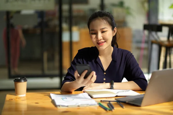 Attractive Asian Business Woman Holding Smartphone Waiting Email Sitting Coffee — Stock Fotó